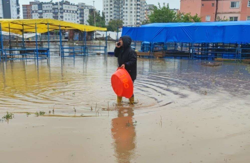 Kurban pazarı sular altında kaldı, besici gözyaşlarıyla konuştu 6